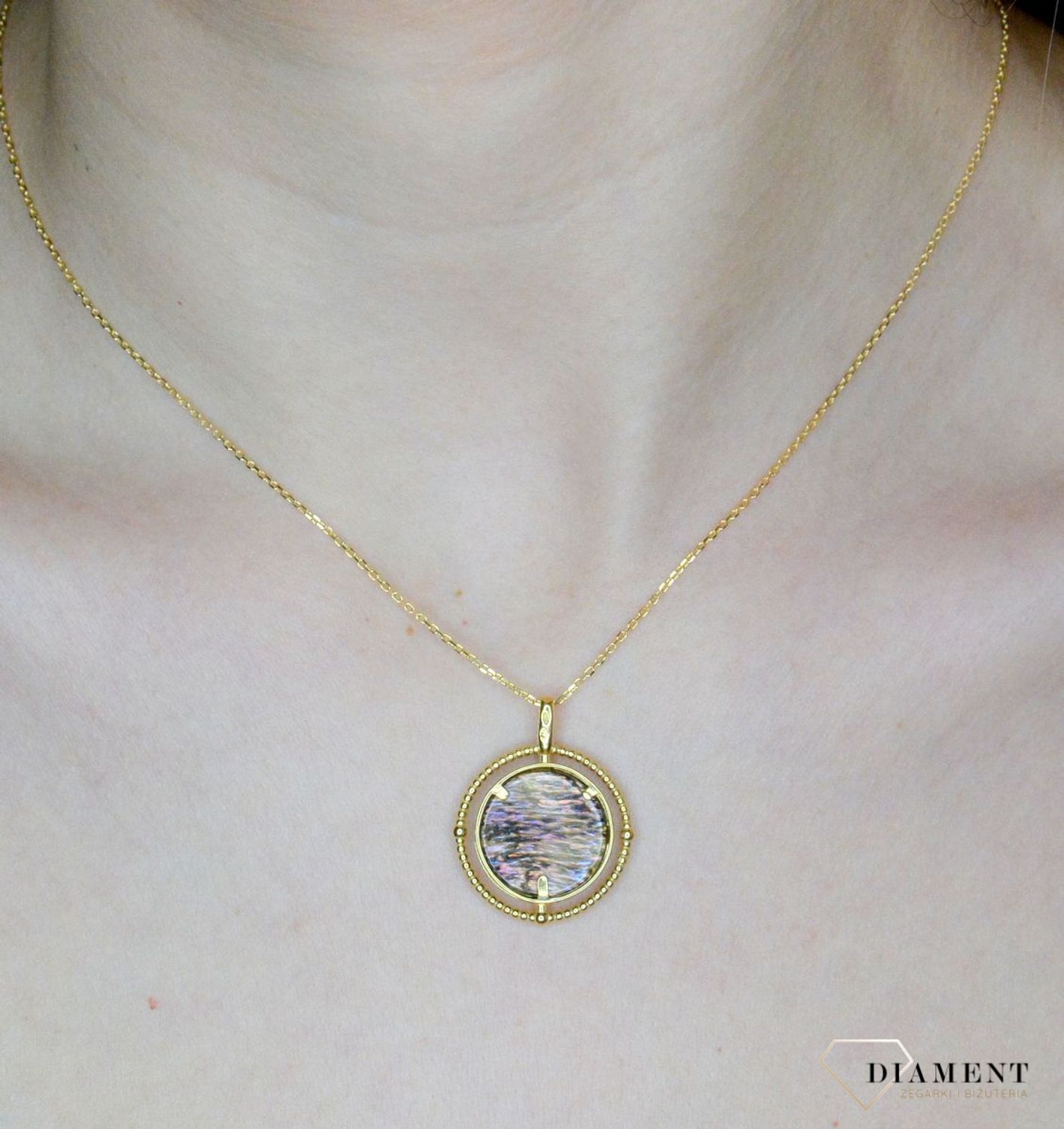 Srebrny naszyjnik damski pokryty złotem z okrągłą muszlą w oprawie 0758160300 B. Naszyjnik pokryty 24-karatowym złotem z muszlą naturalną w organicznej ramce. Naszyjnik wykonany z najwyższej próby srebra 925.Jest idealnym pomysłem na (1).jpg